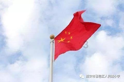 浪漫粉色抹胸纱裙,大秀性感长腿,张萌尽显迷人身姿!